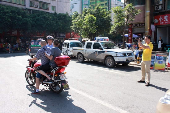 叙永:媒体跟踪报道 强势宣传专项整治行动(图1) 叙永:媒体跟踪报道 强势宣传专项整治行动(图1)