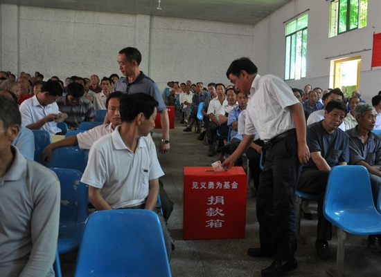 泸县云锦成立"见义勇为基金会" 给"英雄"爱的翅膀(图3) 泸县云锦成立"见义勇为基金会" 给"英雄"爱的翅膀(图3)