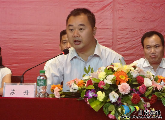 泸州华阳街道首个社区党委正式挂牌成立(图2) 泸州华阳街道首个社区党委正式挂牌成立(图2)