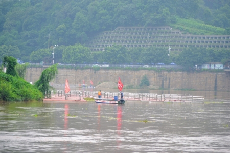 内江甜城湖水位大涨 船台漂向西林大桥(图1) 内江甜城湖水位大涨 船台漂向西林大桥(图1)