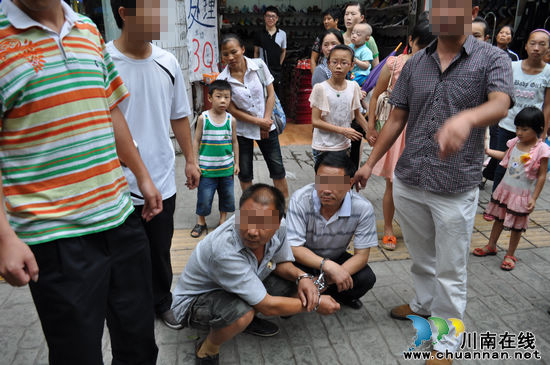 泸州:叙永公安局巡防队便衣警察闪电出击 勇擒扒手(图2) 泸州:叙永公安局巡防队便衣警察闪电出击 勇擒扒手(图2)