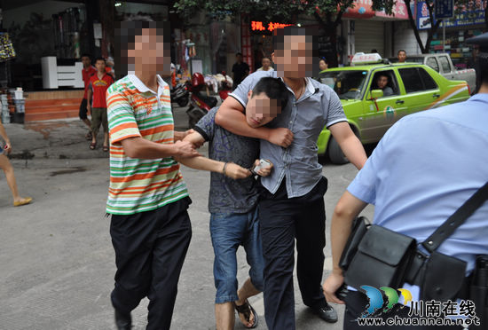泸州:叙永公安局巡防队便衣警察闪电出击 勇擒扒手(图1) 泸州:叙永公安局巡防队便衣警察闪电出击 勇擒扒手(图1)