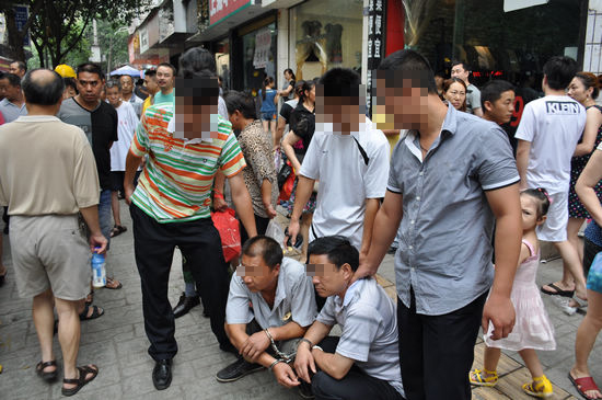 图叙永便衣警察现场抓扒手(图3)