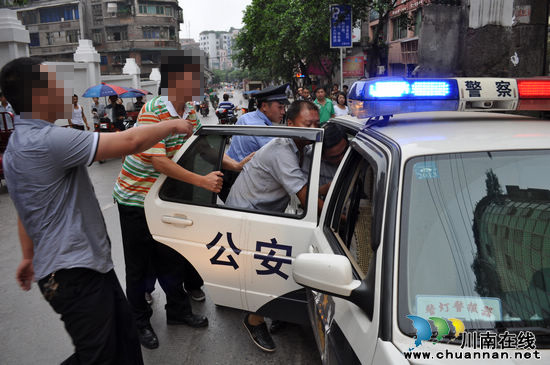 图叙永便衣警察现场抓扒手(图4)