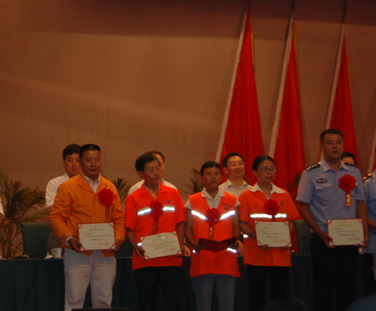 泸州一线环卫职工受到市委市政府表彰(图2)