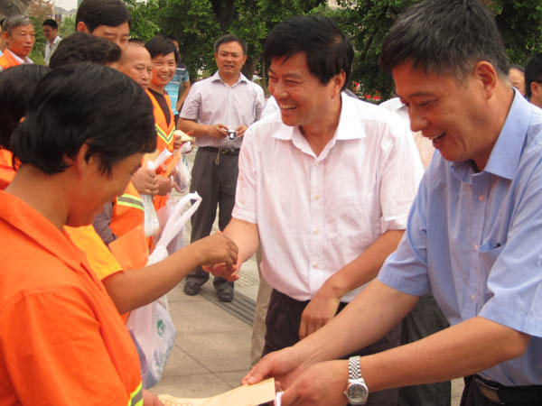 省委副书记李崇禧莅泸看望慰问环卫工人(图2)