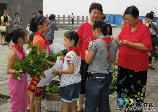 泸州纳溪逸夫实验小学:"红领巾"卖菜让暑假更有意义(图2) 泸州纳溪逸夫实验小学:"红领巾"卖菜让暑假更有意义(图2)