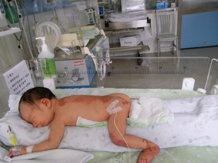 泸州一女婴被扔进垃圾池(图1)