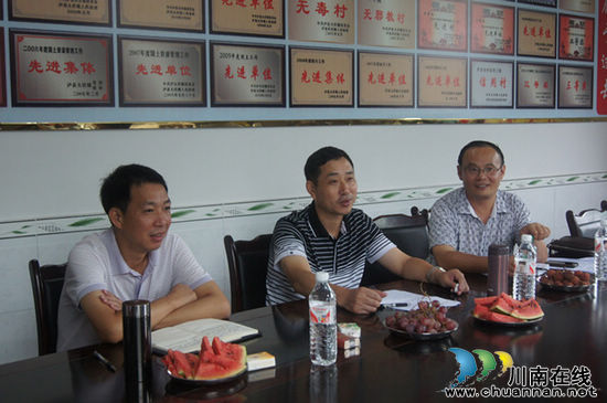 泸县交通局到太伏镇王湾村开展"百千万"实践活动(图2)