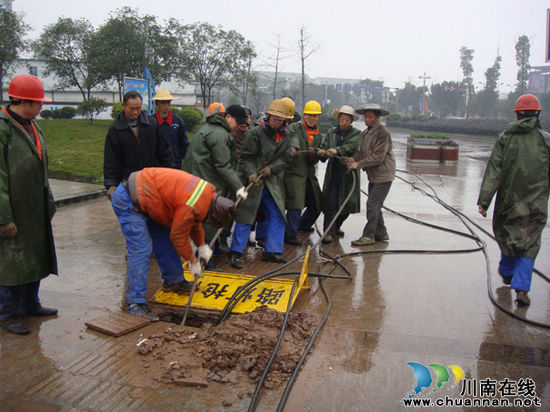 泸州市城管局：冒雨作业&nbsp;打造城市照明风景线(图1)