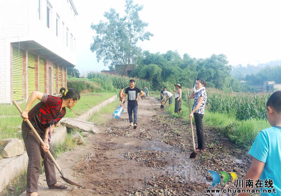 特兴镇：37℃高温下的连心路(图1)