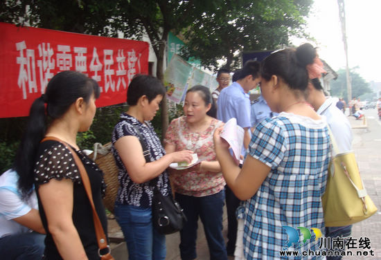 华阳街道：开展第23个世界人口日宣传活动(图1)