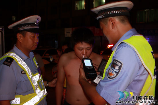 叙永交警闪电出击&nbsp;严查夜间"城区突出交通违法行为"(图2)