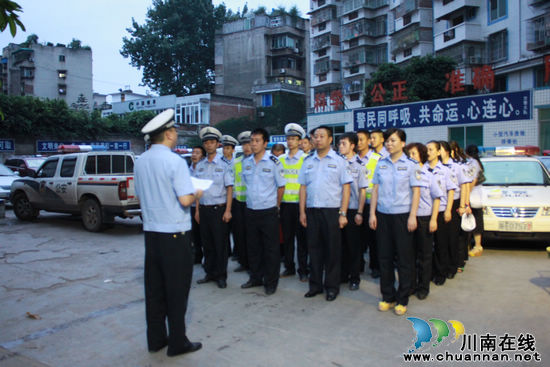 叙永交警闪电出击&nbsp;严查夜间"城区突出交通违法行为"(图1)