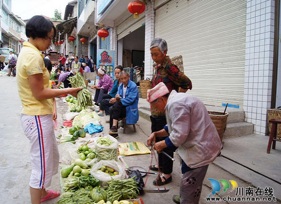 摩尼镇：雨多菜多价格低&nbsp;蔬菜卖不脱菜农很无奈(图3)