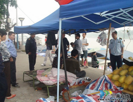 泸州市城管局执法人员依法取缔少数民族占道经营(图1)