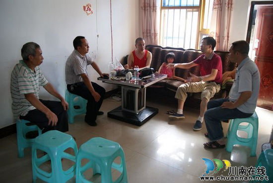 水口镇党委政府慰问志愿捐献遗体教师罗松(图1)