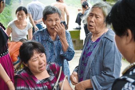 水漫S形桥&nbsp;小学生直走踩空落水(图1)