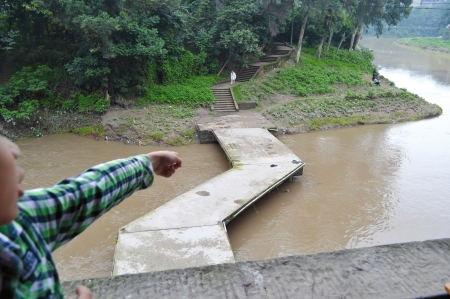 水漫S形桥&nbsp;小学生直走踩空落水(图2)