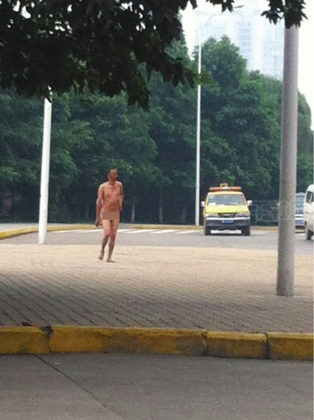 内江一男子在街头裸奔(图1)