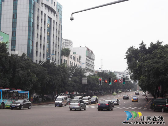 泸州启用新型倒计时红绿灯系统 等候时间一目了然(图1) 泸州启用新型倒计时红绿灯系统 等候时间一目了然(图1)