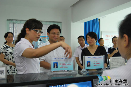 田亚东一行检查指导大山坪街道康华苑社区文明创建工作(图3) 田亚东一行检查指导大山坪街道康华苑社区文明创建工作(图3)