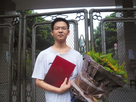 泸州首份高考录取通知书昨送达&nbsp;送件人员冒雨通知书(图1)