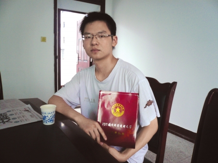 泸州首份高考录取通知书昨送达&nbsp;送件人员冒雨通知书(图2)