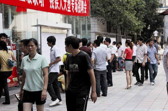 上半年&nbsp;川南人才市场1.6万余人达成求职意向(图1)