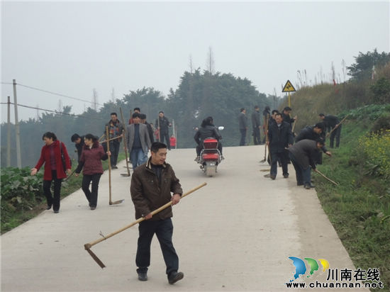 嘉明镇：干部植树忙&nbsp;公路披绿装(图2)