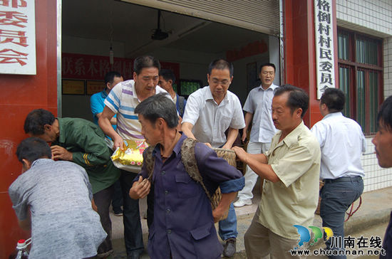 叙永县教育局深入木格倒村开展结对帮扶活动(图1) 叙永县教育局深入木格倒村开展结对帮扶活动(图1)