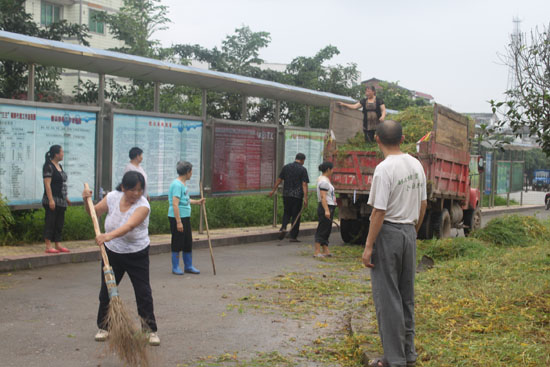 叙永马岭148名低保户义务为街道洁面(图1) 叙永马岭148名低保户义务为街道洁面(图1)