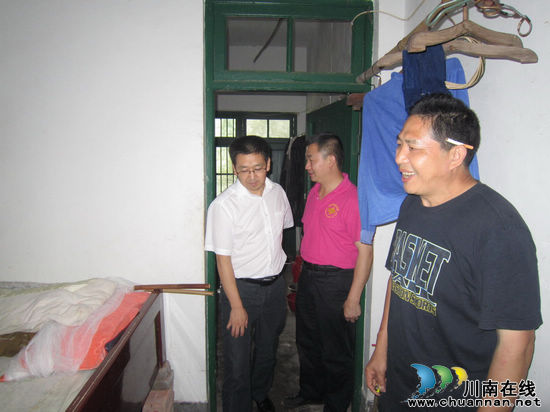 合江县民政局看望福宝镇敬老院五保老人(图1)