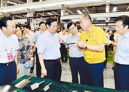 全省“两化”互动工作会议代表考察自贡泸州(图1) 全省“两化”互动工作会议代表考察自贡泸州(图1)