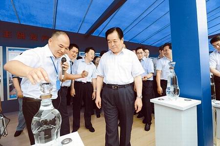 全省“两化”互动工作会议代表考察自贡泸州(图2) 全省“两化”互动工作会议代表考察自贡泸州(图2)