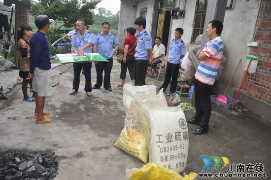 泸州:泸县玄滩镇查获3300公斤工业硫磺熏制的粉条(图1)