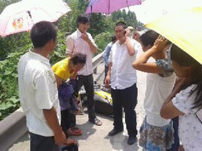 泸州长航公安重庆抢救车祸伤员(图1)