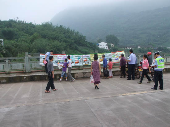 叙永警方：所队联勤开展交通秩序整治宣传(图1)