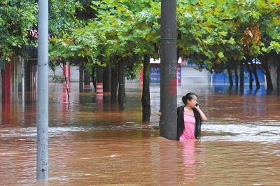 水围“孤岛”&nbsp;医生举盆潜水送食物(图2)