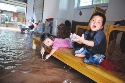 水围“孤岛”&nbsp;医生举盆潜水送食物(图1)