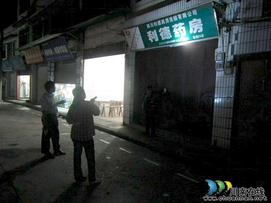 胡市镇:抗洪抢险 凌晨总动员(图1) 胡市镇:抗洪抢险 凌晨总动员(图1)