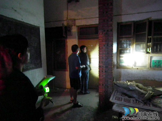 胡市镇:抗洪抢险 凌晨总动员(图2) 胡市镇:抗洪抢险 凌晨总动员(图2)