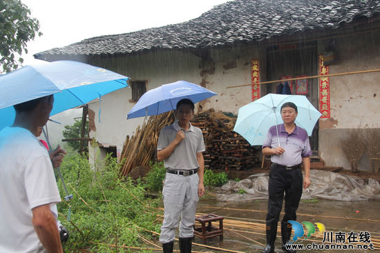 龙车镇:半夜冒雨搬迁保平安(图3) 龙车镇:半夜冒雨搬迁保平安(图3)