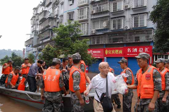 特大洪灾袭击泸州 万众一心抗洪救灾(图3) 特大洪灾袭击泸州 万众一心抗洪救灾(图3)