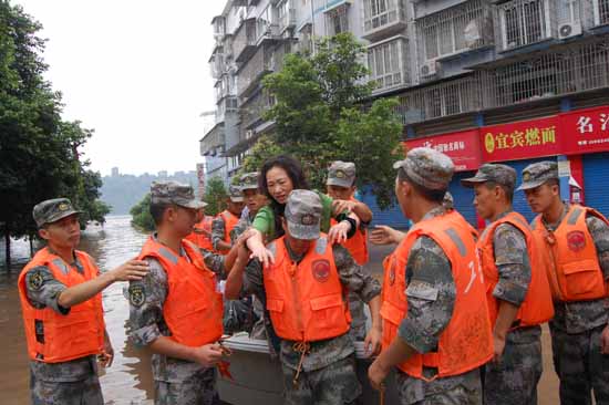 特大洪灾袭击泸州 万众一心抗洪救灾(图4) 特大洪灾袭击泸州 万众一心抗洪救灾(图4)
