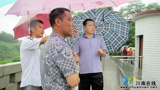 江阳区委常委、组织部长姚新建到通滩镇实地指导防汛工作(图1)