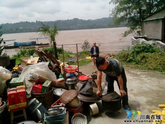 合江大桥镇：抗洪抢险争分夺秒&nbsp;干部长夜不眠不休(图3)