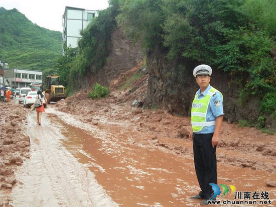 泸州公安交警迅速出击 抗洪抢险保畅通(图1) 泸州公安交警迅速出击 抗洪抢险保畅通(图1)