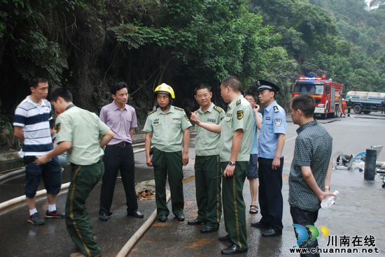 叙永公安交警联合多部门 成功处置一起液化气泄漏事故(图2) 叙永公安交警联合多部门 成功处置一起液化气泄漏事故(图2)