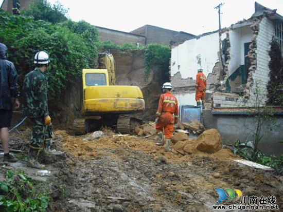泸县喻寺镇：山体滑坡&nbsp;干部群众齐救灾(图1)